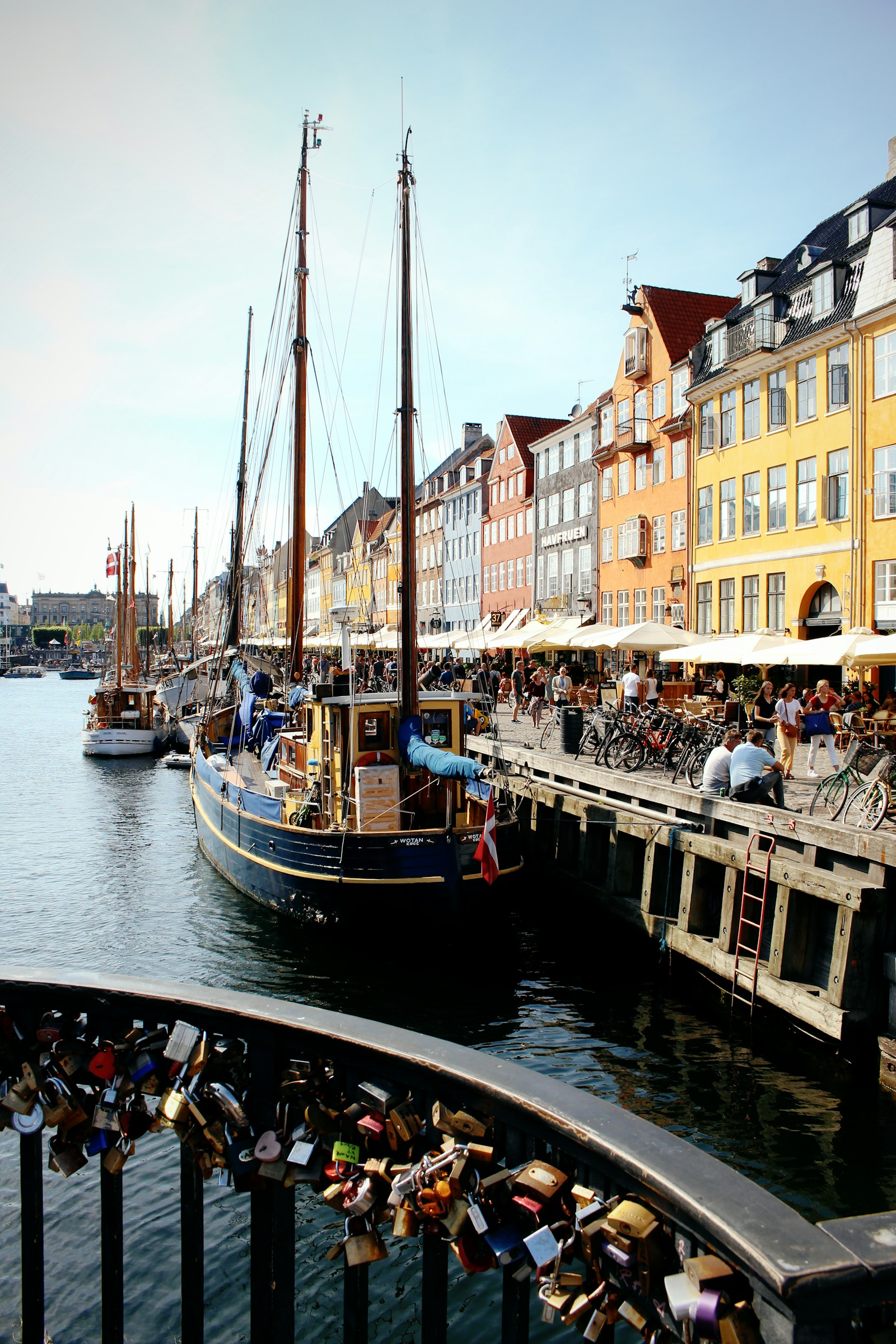 Nyhavns havnefront og historiske huse i København